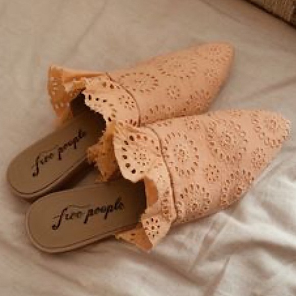 Free People Eyelet Ruffle Sienna Slip on Mule Flat Like New - Picture 1 of 9